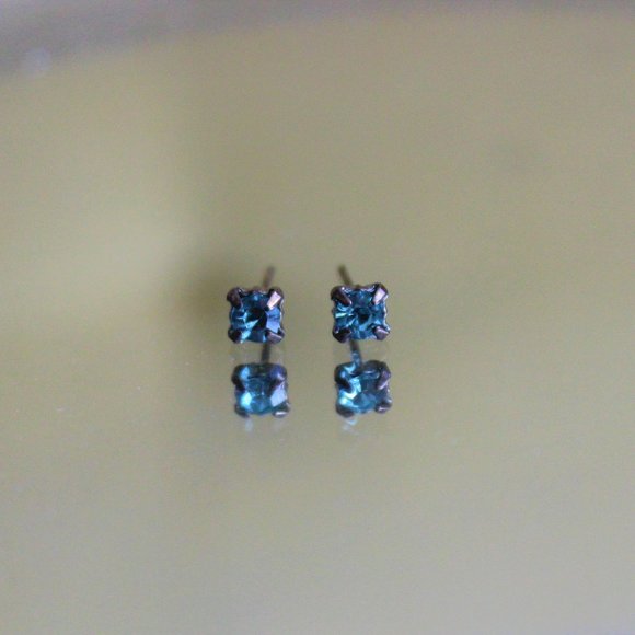 3 FOR $15!! Under The Sea Earring Set - Picture 5 of 5